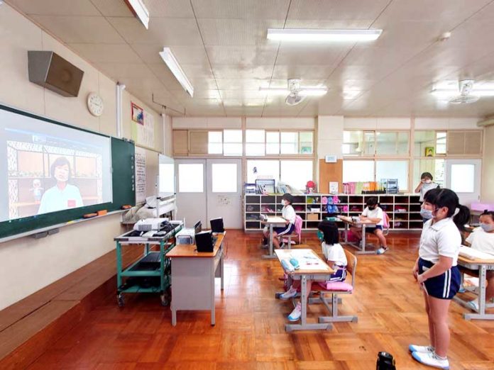 教室でオンライン見学（キユーピー 挙母工場）