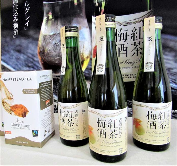 「古酒仕込み 紅茶梅酒」（右）とオーガニック紅茶「ハムステッドティー」のダージリン（沢の鶴／富永貿易）