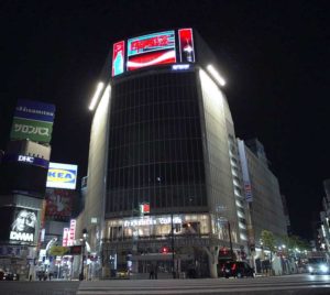 渋谷スクランブル交差点に設置された「渋谷コークビジョン」