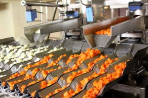 具材の計量工程(ハウス食品静岡工場)