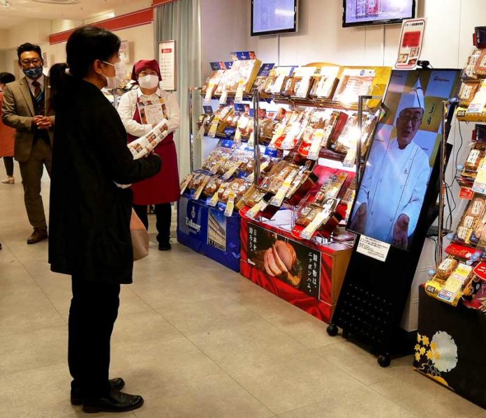 売場でのリモート販促を行う日本ハム