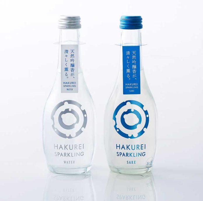 炭酸飲料｢HAKUREI SPARKLING WATER｣㊧と発泡性リキュール｢HAKUREI SPARKLING SAKE｣（ハクレイ酒造）