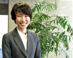 取材に応じる西原さん(伊藤園)