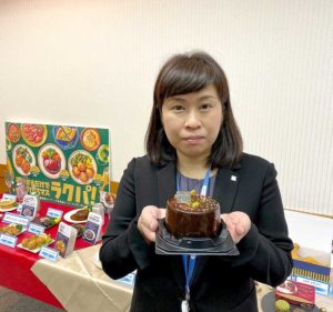 「Uchi Cafe×GODIVA ショコラノエル」をアピールする松本佳代子ベーカリー・デザート部シニアマーチャンダイザー(ローソン)