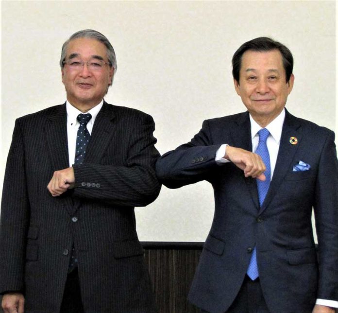 萩原孝治郎会長㊧と横山敬一前会長（全日本コーヒー協会）