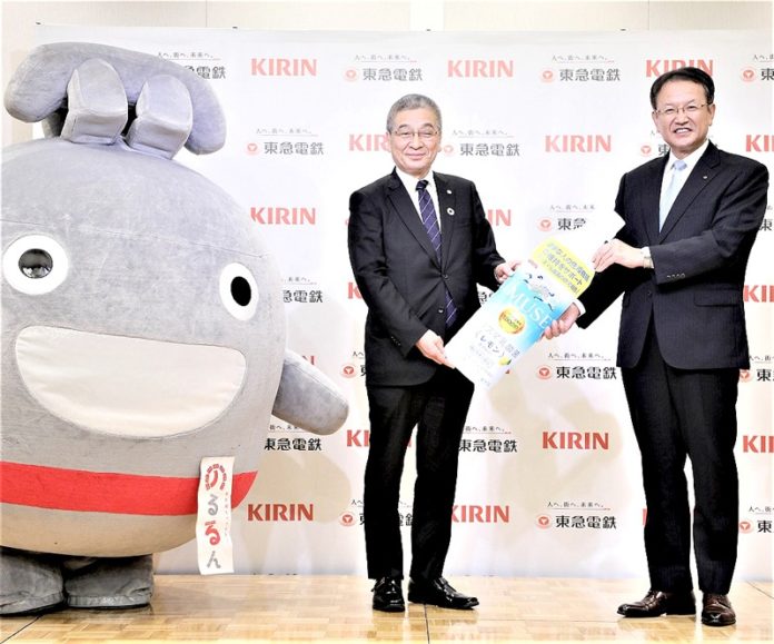 東急線キャラクター「のるるん」と東急電鉄の渡邊功社長㊥、堀口英樹社長（キリンビバレッジ）