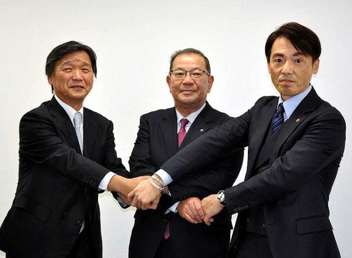 神明・藤尾益男社長㊨、東京中央青果・鈴木敏行社長㊥ら