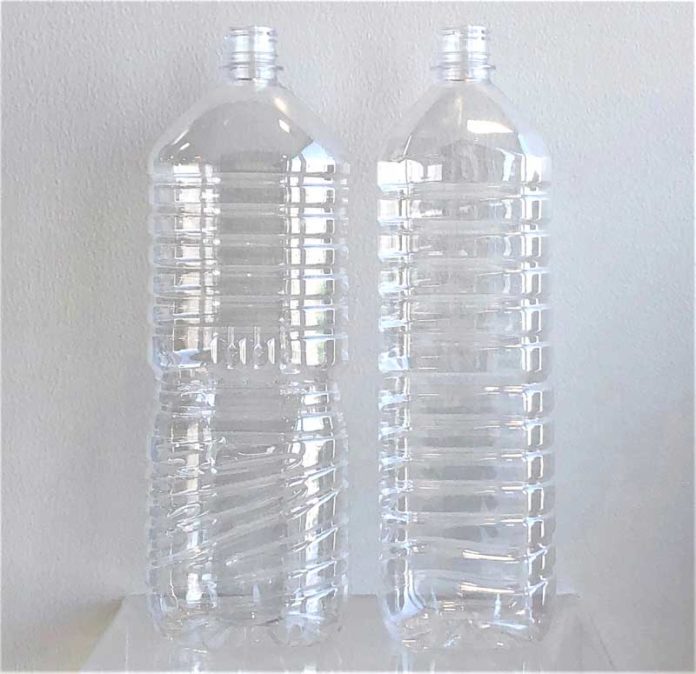軽量化した２ℓPET㊧と１.５ℓPET（キリンビバレッジ）
