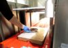 非接触で料理やドリンクを運ぶ“特急レーン”（焼肉の和民 南海難波駅前店）