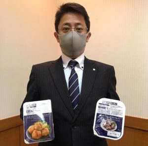 「まるっとジューシーからあげ」と「直火焼き牛タン角切ねぎ塩ダレ」をアピールする林洋一郎氏(ローソン)