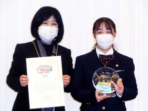 優勝したあさか開成高校スマイルA.K.Hチームリーダーの本田ひかりさん(スマイル“フード”プロジェクトin東北2020)