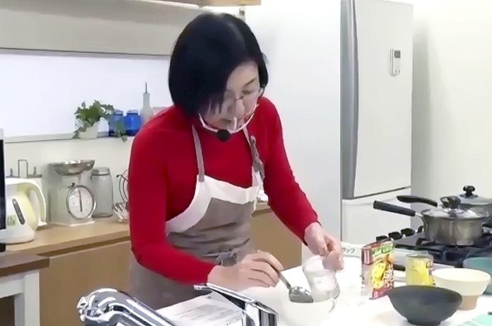 調理実演する有賀薫氏（日本スープ協会）