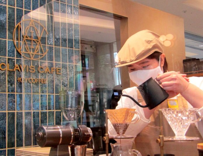 「トアルコ トラジャ」や農園指定のコーヒーをハンドドリップで抽出（CLAVIS（クラビス）CAFE KEY COFFEE）