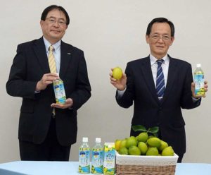 (左から)征矢真一社長(ポッカサッポロフード&ビバレッジ)と大崎上島町の高田幸典町長(広島県豊田郡)