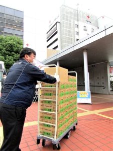 ルートセールスの地域密着型活動の一例。写真は病院に支援物資として「お~いお茶」とティーバッグ製品を搬入している様子。