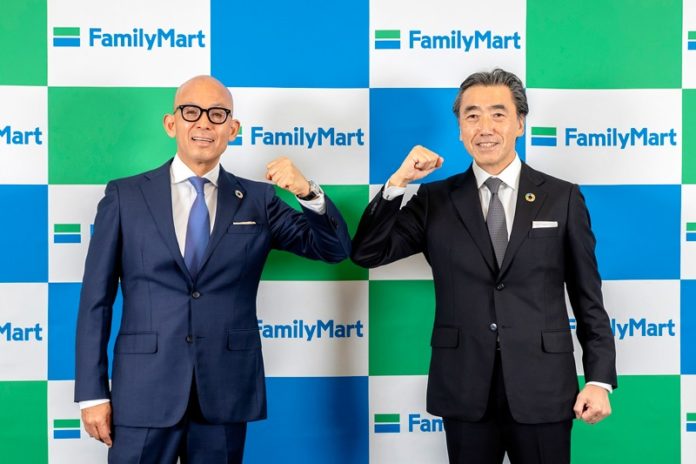 細見研介氏㊧と澤田貴司社長（ファミリーマート）