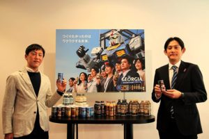 左から日本コカ・コーラの成岡誠マーケティング本部コーヒーグループディレクターと敷根啓一郎マネジャー