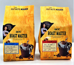 「ROAST MASTER」の「ドリップコーヒー マイルドfor　BLACK」㊧と「ドリップコーヒー リッチfor　LATTE」（UCC上島珈琲）