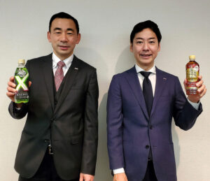 黒柳伸治部長㊧と室晃司副部長(ポッカサッポロフード&ビバレッジ)