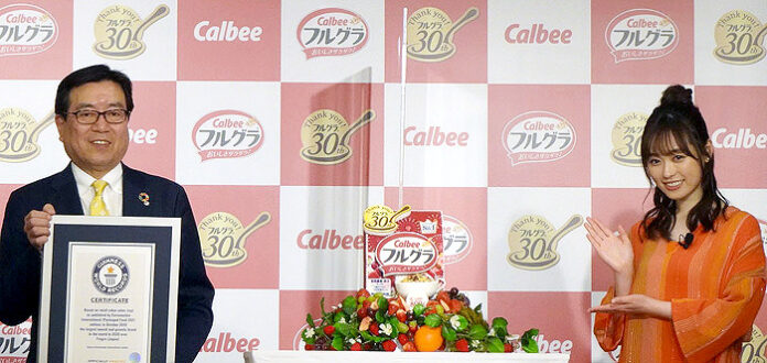 発表会で伊藤秀二社長（カルビー）と福原遥さん