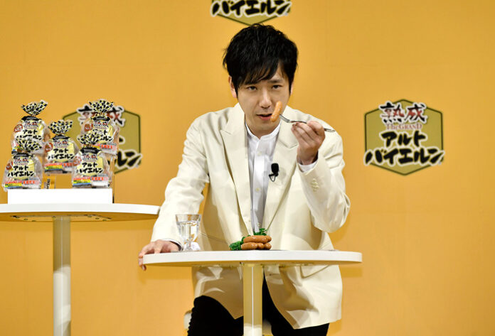 発表会で試食する二宮和也さん（he GRAND アルトバイエルン）