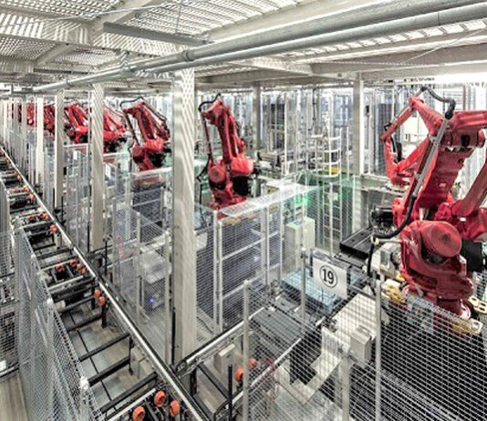 アームロボットによる自動ピッキングシステムで複数製品をまとめ配送に回すなど在庫管理と物流業務を効率化（コカ・コーラボトラーズジャパン 埼玉メガＤＣ）