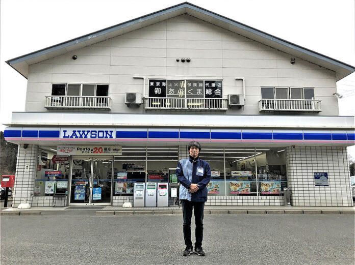 ローソン亘理山元店の前で遊佐オーナー。東日本大震災発生時、来店客や従業員らを2階の事務所へと誘導した