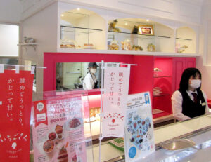 洋菓子売場とそのバックヤードに設けられた厨房（アマンド六本木店）