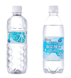 「富士山の天然水」（左）と「富士山の強炭酸水」（アイリスフーズ）