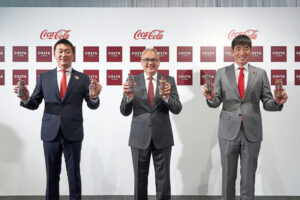 発表会で（左から）金澤博史氏、ホルヘ・ガルドゥニョ社長、和佐高志氏（日本コカ・コーラ）