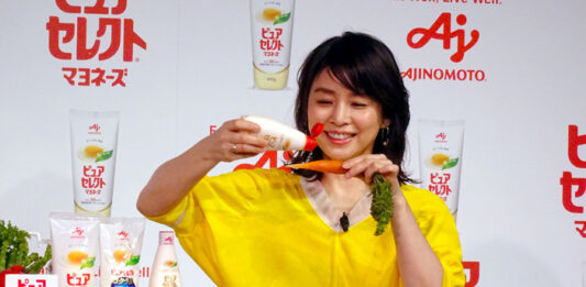 獲れたてのニンジンをピュアセレクトで食べる石田ゆり子さん（ピュアセレクト マヨネーズ）
