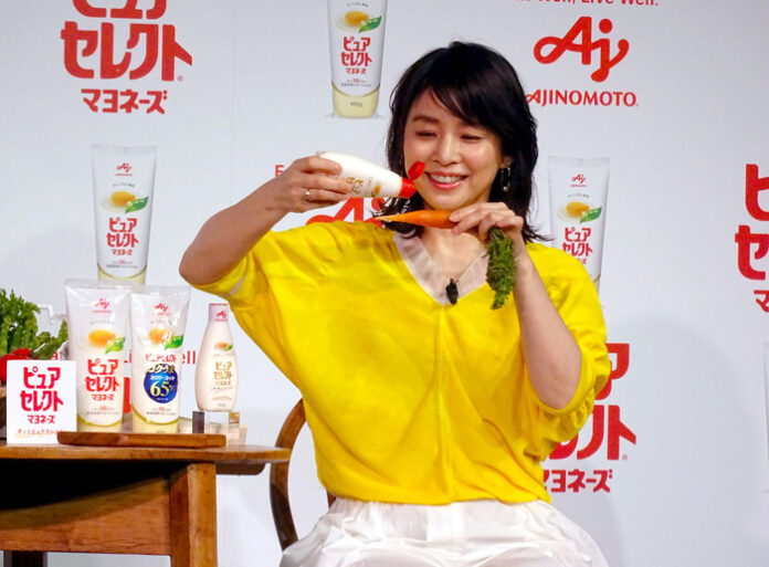 獲れたてのニンジンをピュアセレクトで食べる石田ゆり子さん（ピュアセレクト マヨネーズ）