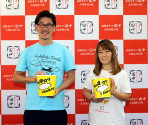 テイクアウト向けに串カツバーレルも強化。貫啓二社長㊧と田中洋江副社長(串カツ田中ホールディングス)