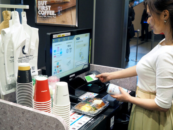 多様な決済が可能な無人レジ（ファミマ!!サピアタワー／S店）