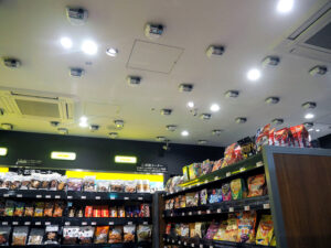 天井にある無数のセンサーやカメラが商品の動きを追う(ファミマ!!サピアタワー/S店)