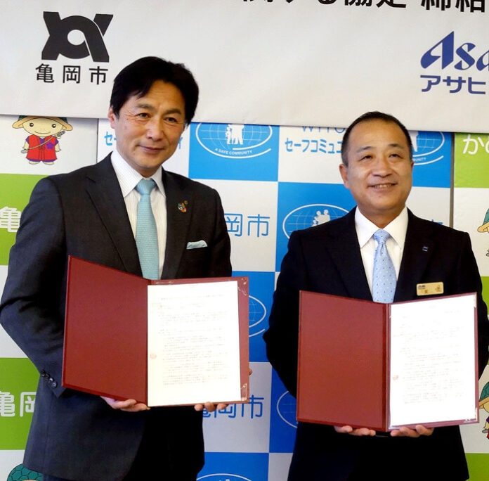 桂川孝裕市長㊧（亀岡市）と東誠司本部長（アサヒ飲料）