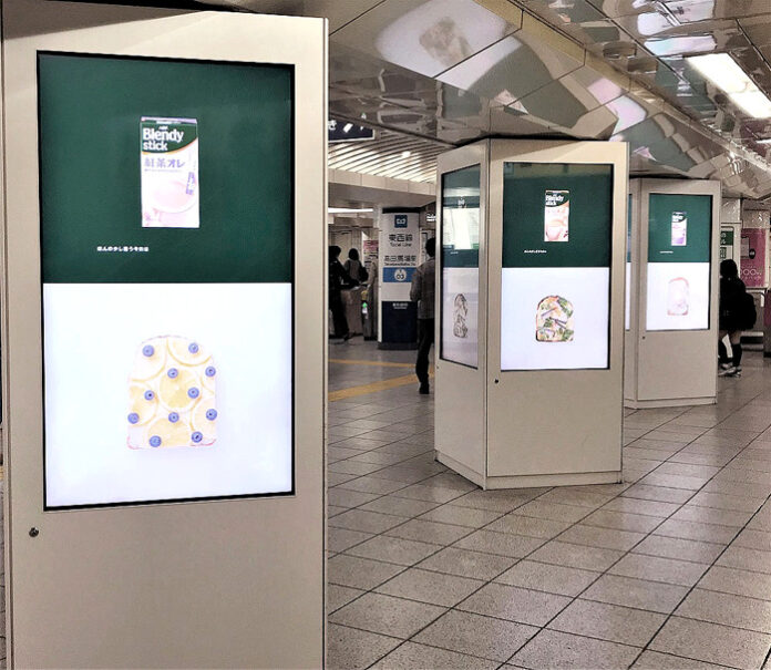 駅構内柱サイネージ（ブレンディ スティック／高田馬場駅）