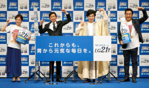 記念イベントで高橋英樹さんら(「明治プロビオヨーグルトLG21」発売21周年)