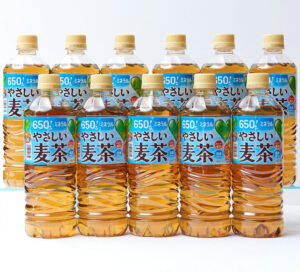 「またあえるボトル」を導入した「GREEN DA・KA・RA やさしい麦茶」(サントリー食品インターナショナル)