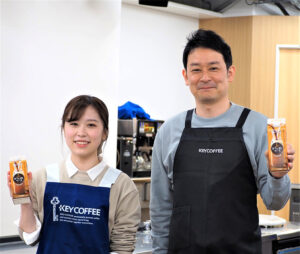 アシスタントを務めた広報の井上さくらさん㊧と講師の藤田靖弘さん(キーコーヒー)