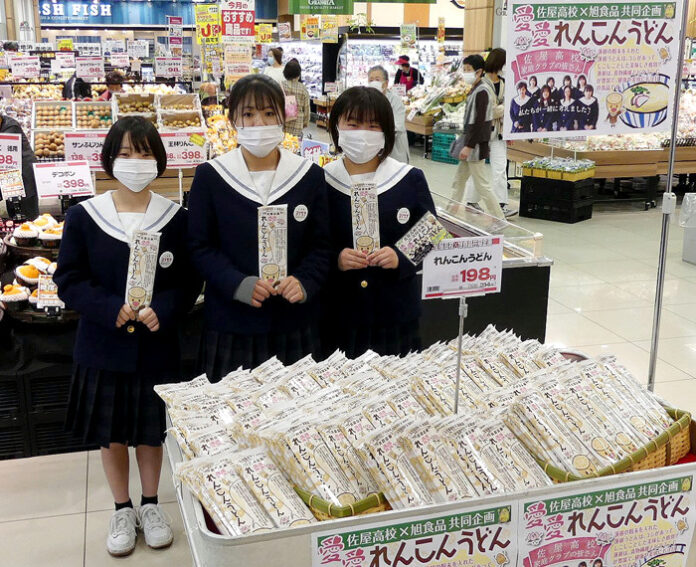 店舗（地場食品スーパー・ヨシヅヤ）を訪れた佐屋高校家庭科クラブの生徒ら