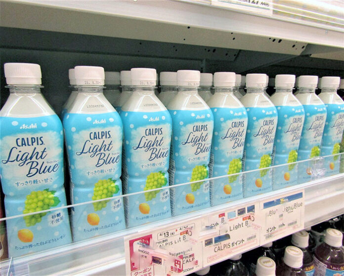 店頭に並ぶ「CALPIS Light Blue」（アサヒ飲料）