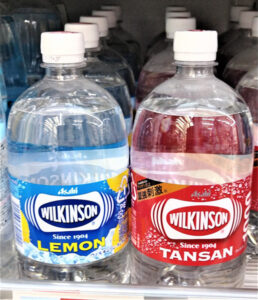 1Lサイズの「ウィルキンソン　タンサン」と｢ウィルキンソン　タンサン　レモン｣（アサヒ飲料）