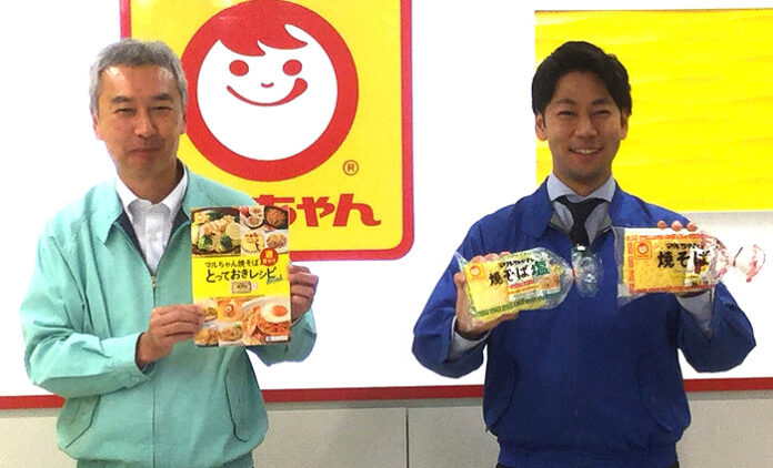 「焼そばをカレー並みのステージに」と語る斎藤和巳部長㊧と森公亮氏(東洋水産)