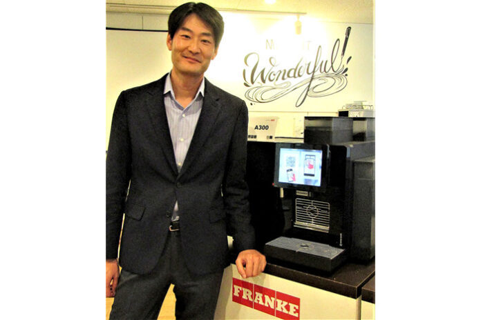 松川健一執行役員（三井倉庫ロジスティクス）とFRANKE社製のフルオートエスプレッソコーヒーマシンAシリーズの新ラインアップ｢A300｣