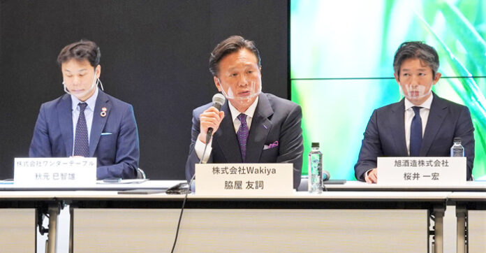 会見で説明する脇屋友嗣氏㊥（中華料理Wakiy）ら