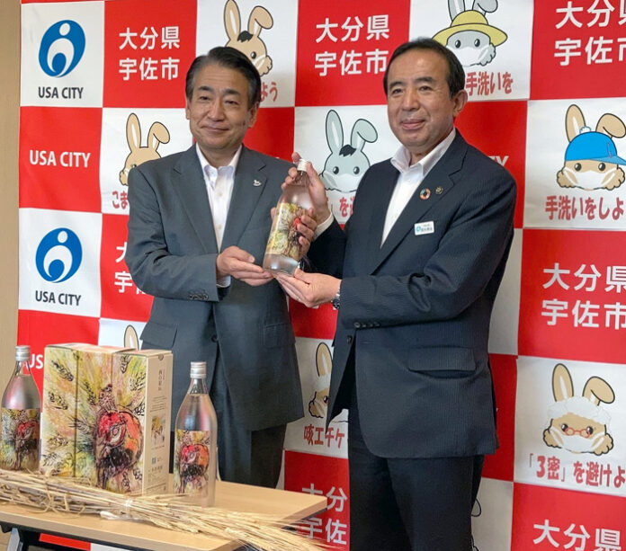 下田雅彦社長㊧（三和酒類）と是永修治市長（宇佐市）