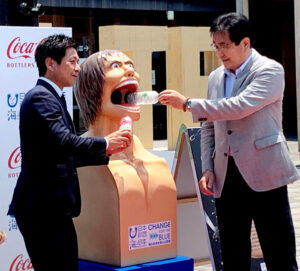 ｢進撃の巨人｣とコラボのリサイクルボックス。9日、日田駅前広場で除幕式が行われた（コカ・コーラシステム）