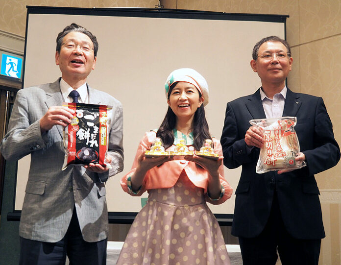 発表会で（左から）星野一郎会長、岡田ひとみさん、吉原忠彦社長（越後製菓）