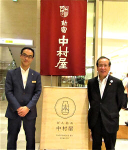 「ボンナ」前で中村屋の大谷雅広氏㊧と日本ガラスびん協会の吉永茂樹氏